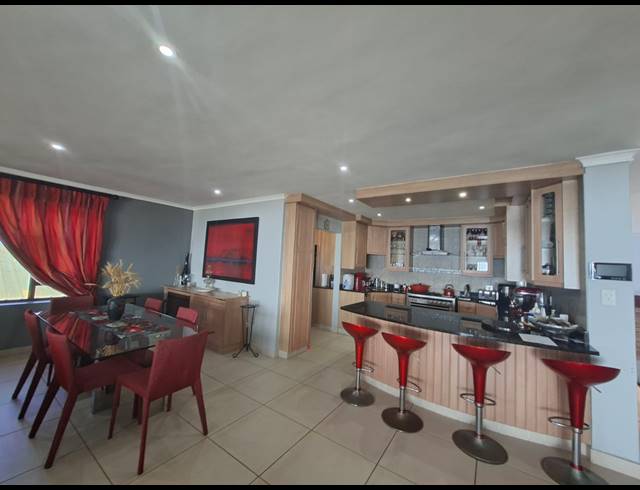 6 BEDROOM HOUSE FOR SALE IN DA NOVA